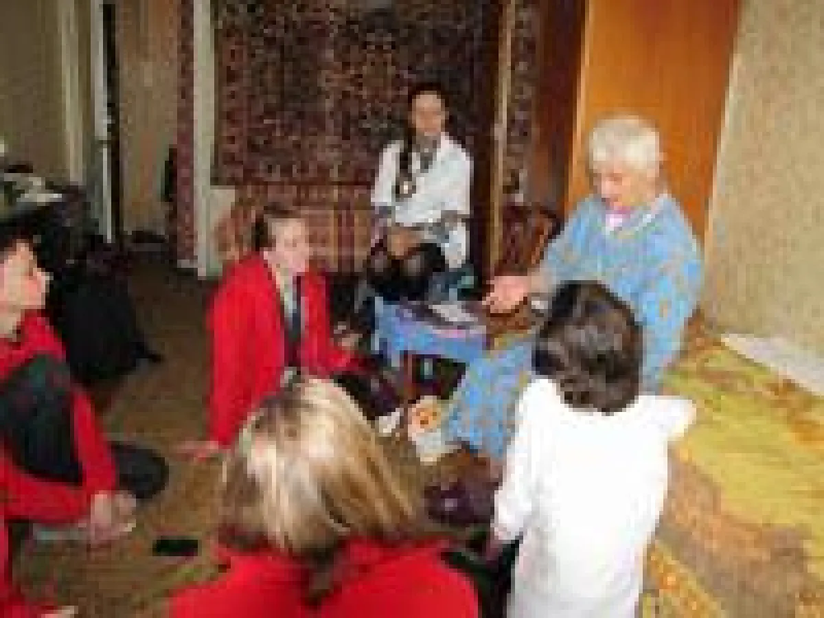 Teilnehmer der ASJ München im Gespräch mit einer ehemaligen Zwangsarbeiterin ? Foto: MZM