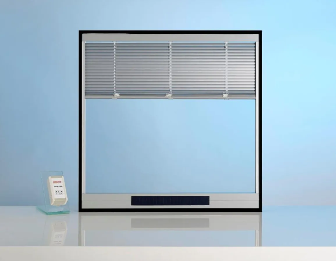 Das Multifunktionsglas Jalousien-Isolierglas ISOLETTE® ,hier ein mit Solarstrom angetriebenes System