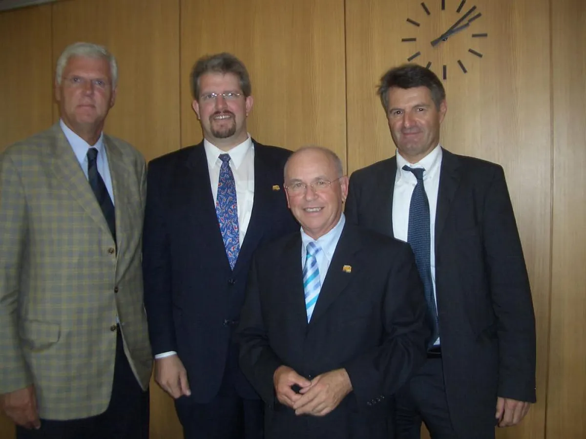 Staatssekretär im Bundesministerium für Ernährung, Landwirtschaft und Verbraucherschutz, Dr. Peter Paziorek, mit Thomas Thesing und Heinz Blumenstein von der Initiative ProHolzfenster e.V. und Ministe