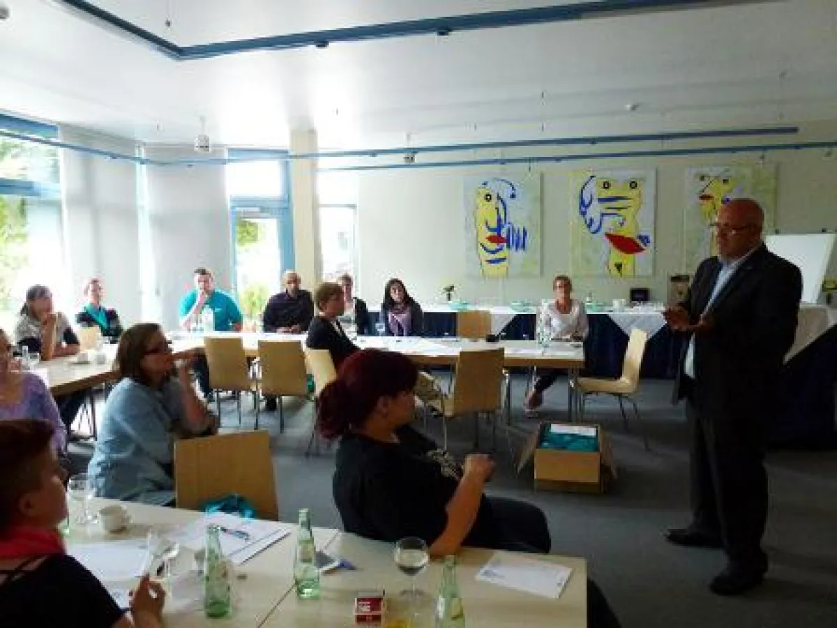 GIP-Geschäftsführer Markus Carrasco-Thiatmar im Gespräch mit Work & Travelern. Foto: GIP