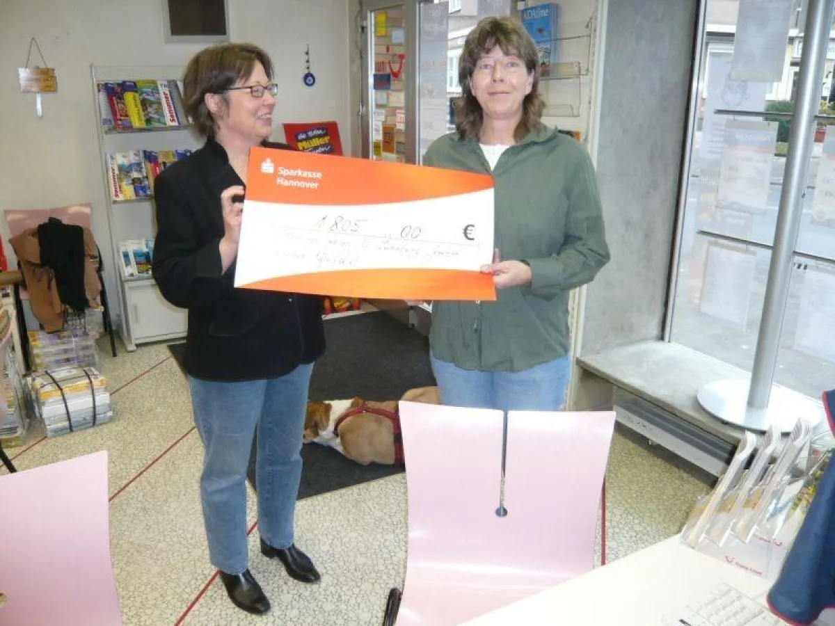 Pro Tours-Vertriebskollegin Petra M. Vangelista überreichte Flamingo-Geschäftsführerin Sabine Binnen den symbolischen Scheck.