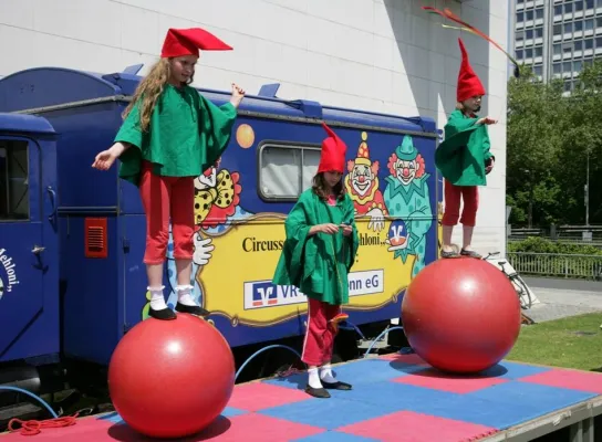 Bild: Artistik, Jonglage, Seiltanz und andere Kunststücke – Don Mehloni hebelt Gesetze der Schwerkraft aus