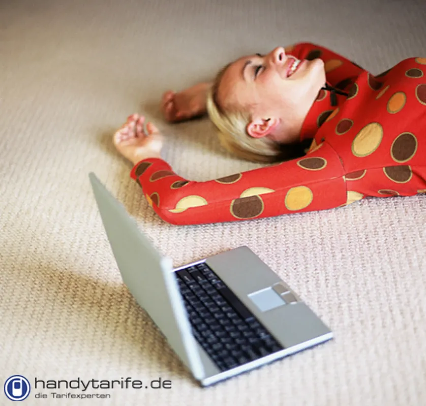 Unterwegs oder zuhause: Mit dem Handy per UMTS online ins www. Handytarife.de liefert Infos rund um das Thema Datentarife