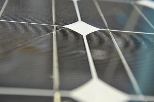 Bild: Auf der efa 2009 mit AZUR 2P und Powerfolie AZUR 2F – AZUR Solar präsentiert Innovationen auf Leipziger Messe