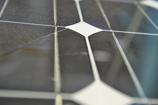 Bild: Auf der efa 2009 mit AZUR 2P und Powerfolie AZUR 2F – AZUR Solar präsentiert Innovationen auf Leipziger Messe