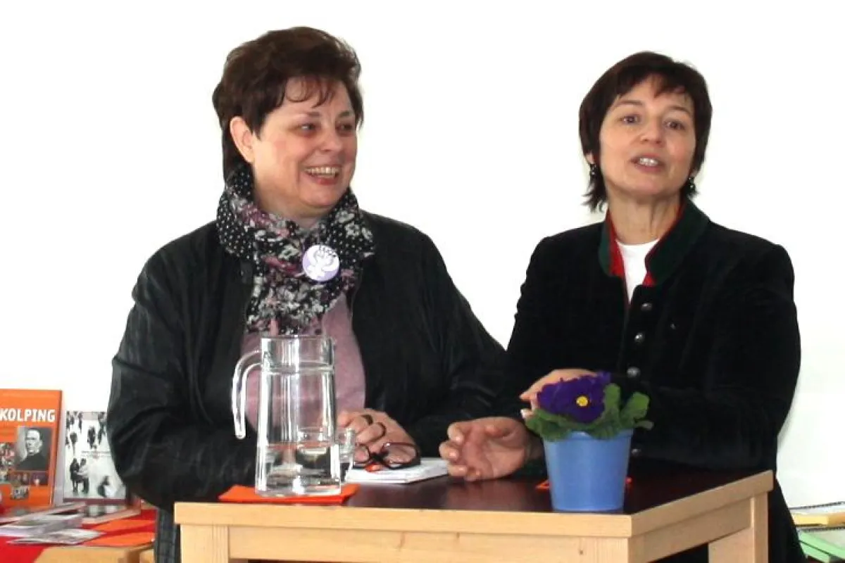 Diözesanvorsitzende Sonja Tomaschek (links) bedankt sich bei Ulrike Müller MdEP (rechts)