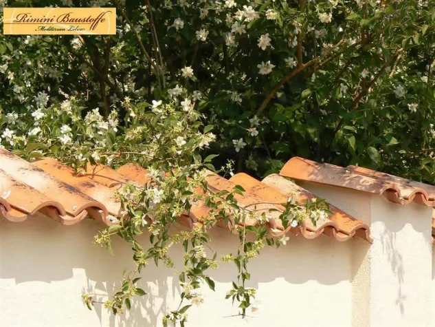 Bild: Dachziegel als Mauerabdeckung – Eine mediterrane Idee