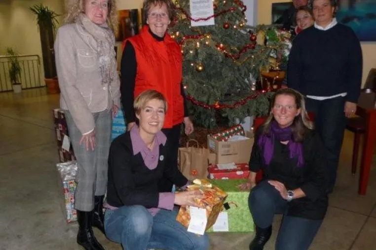 Weihnachtswunschbaum 2009 – Im Krisenjahr, neuer Geschenkerekord Bild: Weihnachtswunschbaum 2009 – Im Krisenjahr, neuer Geschenkerekord