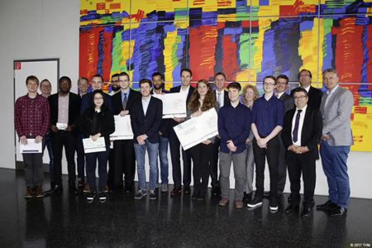 Absolventen und Jahrgangsbeste im ersten und zweiten Studienjahr nahmen ihre Preise entgegen