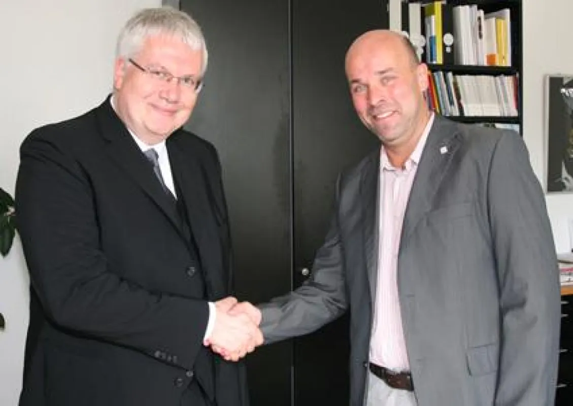 Jörg Müller-Kindt (CEO NetworkedAssets GmbH), Hans Georg Helmstädter (Präsident FHB), v.l.n.r.