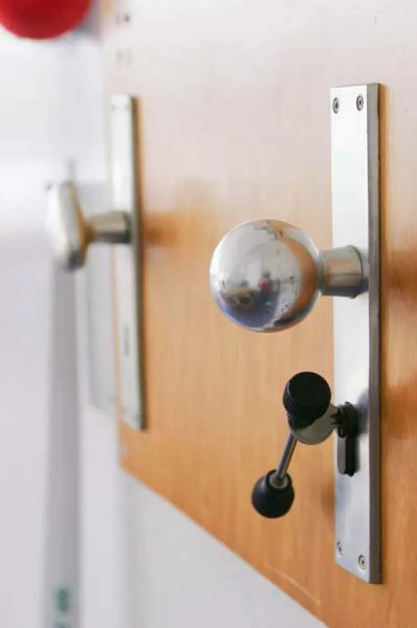 Mit dem verlängerten Drehgriff am Schlüssel lassen sich Türen auch mit schwachen Händen öffnen