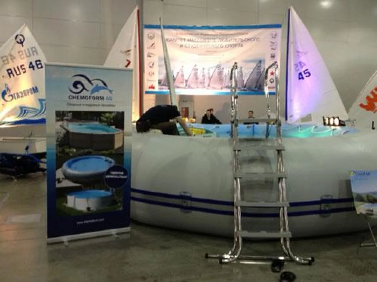 Echter Hingucker auf dem ?Aqua-Salon? in Moskau ? ZODIAC ORIGINAL-Pool der Chemoform AG.