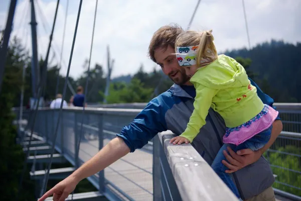 Bild: ""Mama macht frei, Papa haut den Lukas!" - Zünftiges Maifest am 8. Mai im skywalk allgäu