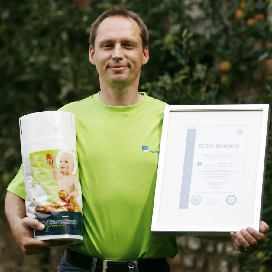 Biofolien-Projektleiter Stephan Wilkens präsentiert die neue mit CO2-neutralem Strom produzierte Biofolie des Langerweher Folienherstellers alesco. In der anderen Hand hält er außerdem das Ökostrom-Ze