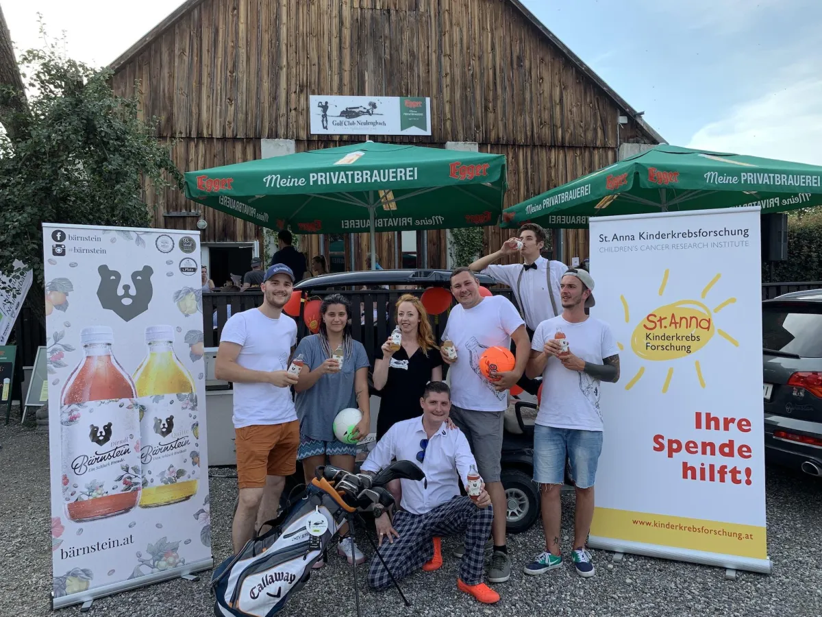 Geselliges Gruppenfoto beim Bärnstein Charity Golf.