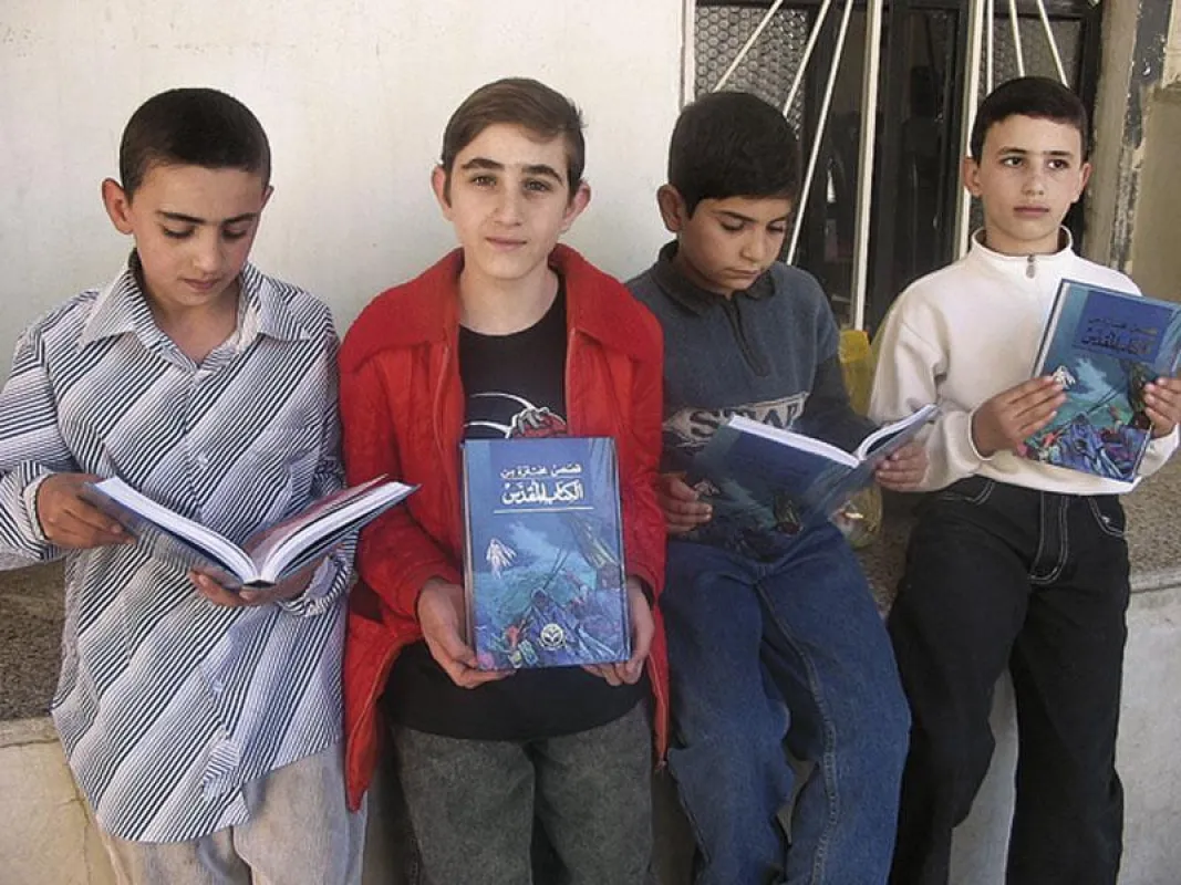 Jungen im Libanon mit Kinderbibeln (Foto: Weltbibelhilfe)
