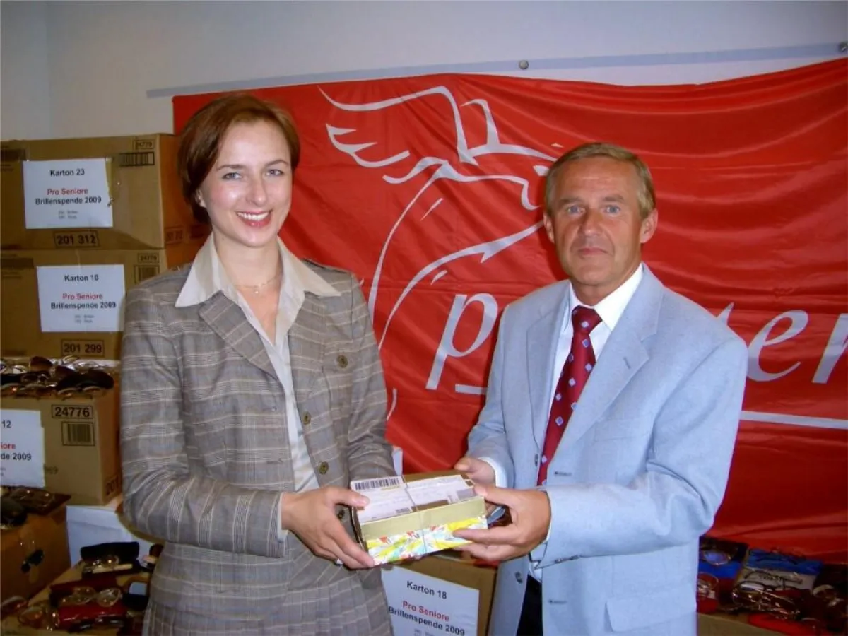 Frau Seehorst und Herr Menje bei der Übergabe