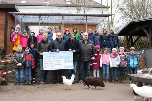 Bild: Ein Heim für Papageien – Versandapotheke Aponeo übergibt 2.000 Euro an Lichtenberger „Knirpsenfarm“
