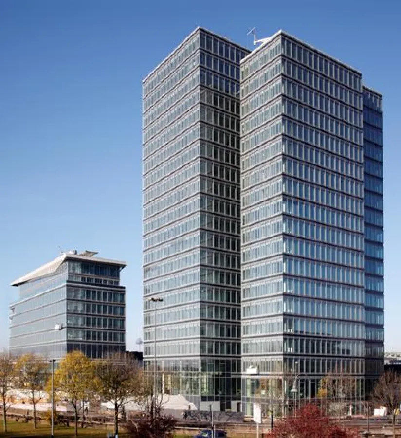 Das maxCologne besteht aus Tower und Rheinetagen - zwei Baukörpern, die über eine gemeinsame Plaza e