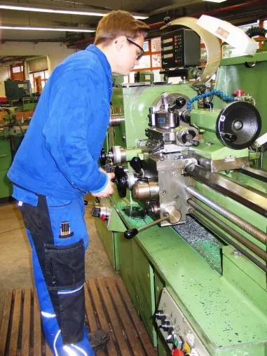 Bild: Tagesablauf eines Fachpraktikers für Zerspanungsmechanik (§66 BBiG/§42m HwO) im CJD Berufsbildungswerk Frechen