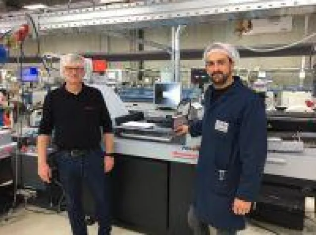 Automatisiertes Falzen beschleunigt komplexe Outsert-Produktion Bild: Automatisiertes Falzen beschleunigt komplexe Outsert-Produktion