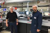Automatisiertes Falzen beschleunigt komplexe Outsert-Produktion Bild: Automatisiertes Falzen beschleunigt komplexe Outsert-Produktion