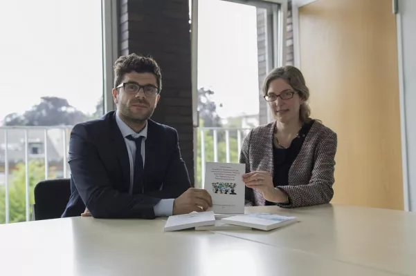 Bild: Professorin der Cologne Business School und Absolvent publizieren gemeinsam zum Thema Open Innovation