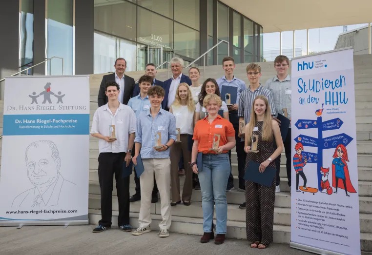 14 Schülerinnen und Schüler für naturwissenschaftliche Facharbeiten ausgezeichnet Bild: 14 Schülerinnen und Schüler für naturwissenschaftliche Facharbeiten ausgezeichnet
