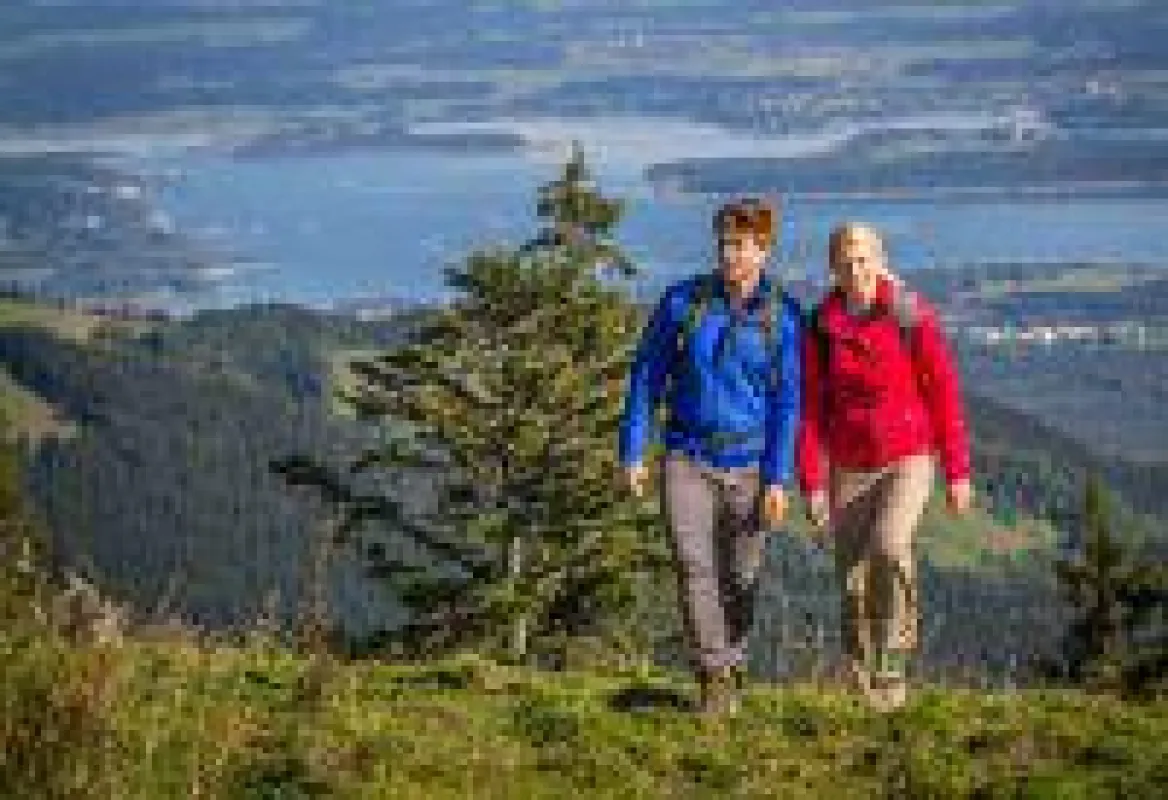 Wandern mit Blick auf den Chiemsee. © Chiemgau Tourismus