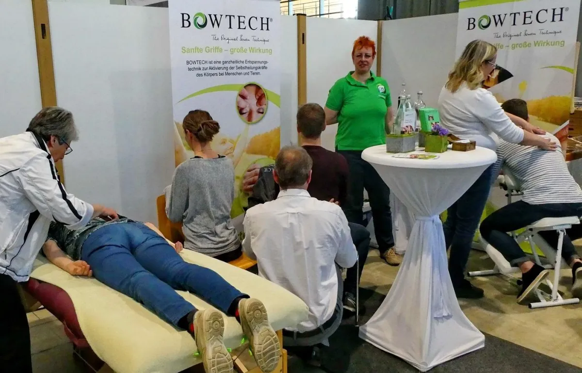 Eine Bowtech Anwendung sorgt mit gezielten sanften Griffen für eine Tiefenentspannung. (bowtech.de)
