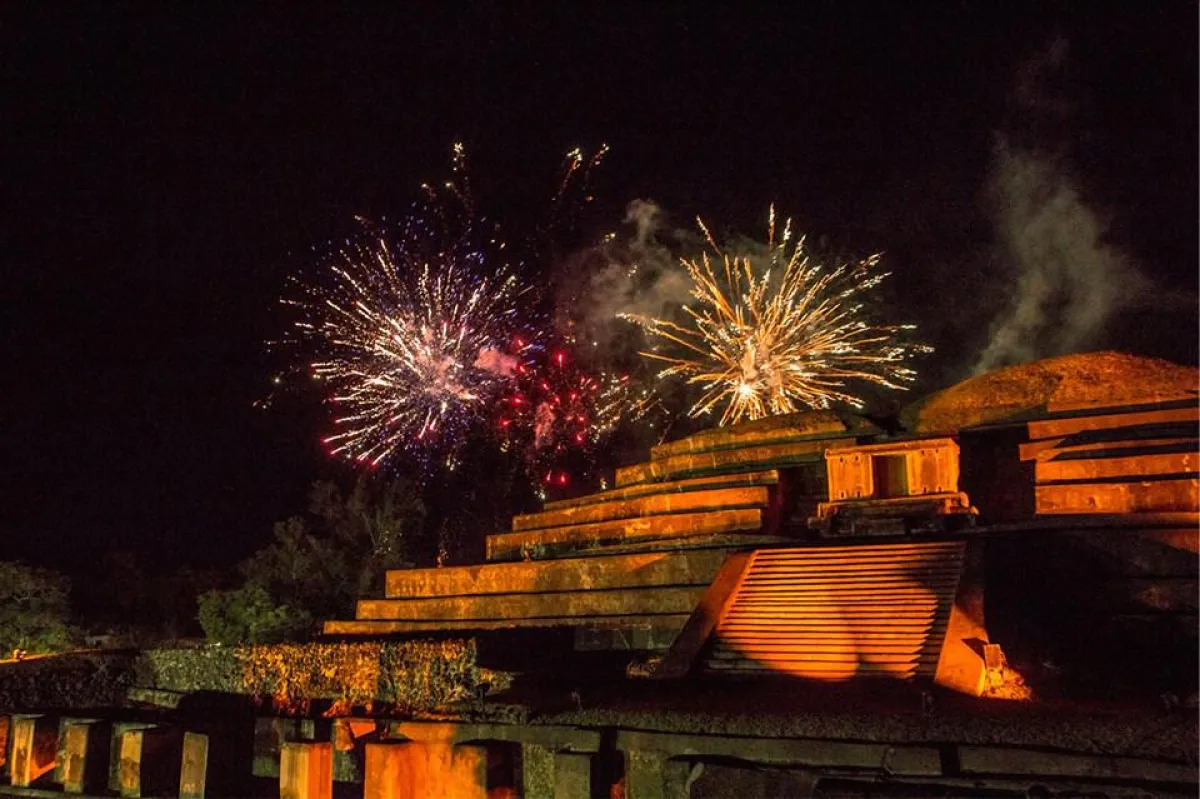 Feuerwerk über Maya Pyramiden