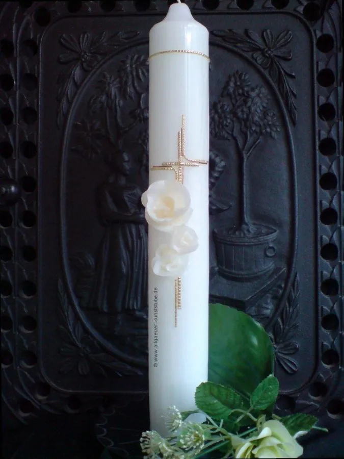 Hochzeitskerze mit Rosen. Die Blüten aus Wachs wurden mit der neuen Modellierungstechnik in der Allgäuer Kunststube handmodelliert. Andere Blüten mit wiedererkennbaren Formen oder ein ganzer Blumenstr