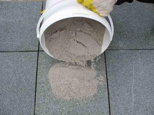 Bild: NEU: vdw 515 FesteFuge – Spezialprodukt für beschichtete Betonwerksteinplatten und helle Natursteinbeläge