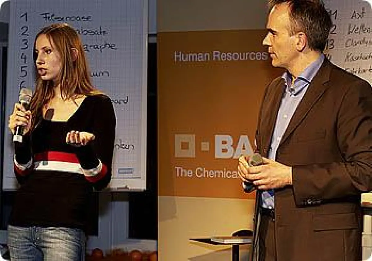 Think-Theatre Gründer Bernhard Wolff leitet einen Workshop