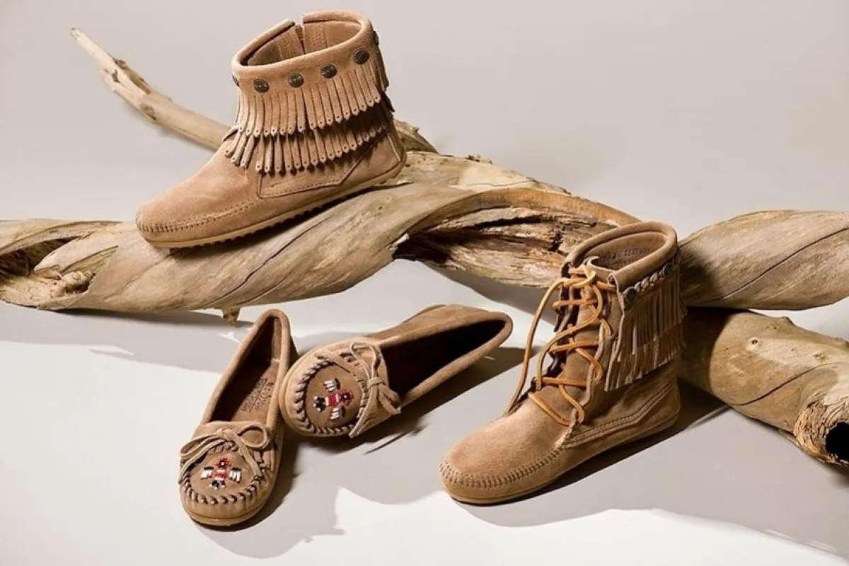 Zeitlos schön und typisch MINNETONKA: Wildleder-Mokassins und Fransenstiefel des Traditonsunternehmens aus den USA