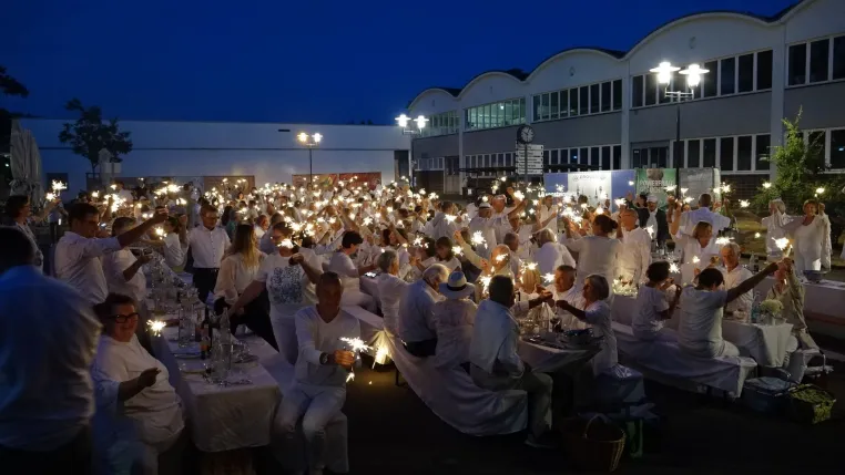 Bild: Dîner en blanc 2025 begeistert mit Besucherrekord und Sommerstimmung