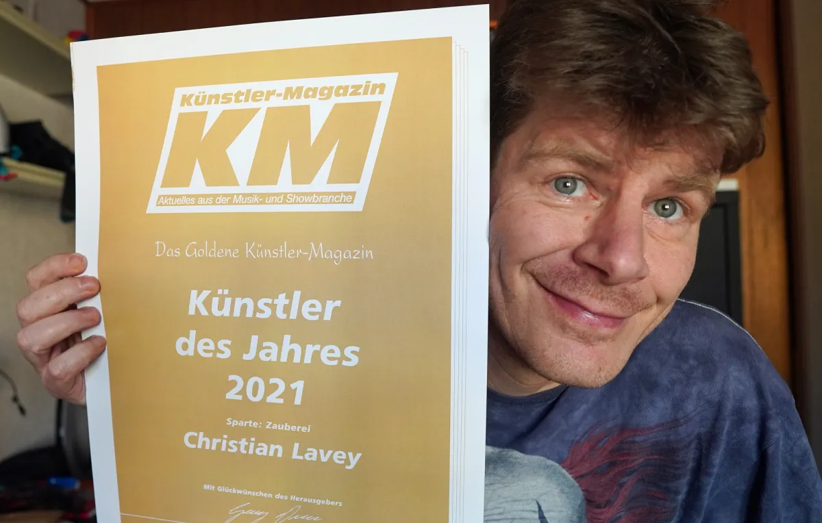 Zauberer Christian Lavey mit seiner Auszeichnung (© Christian Lavey Magic)