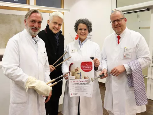 Bild: Tausche Skalpell gegen Grillzange - Ärzte grillen am Weihnachtsdorf des Klinikums Lüdenscheid