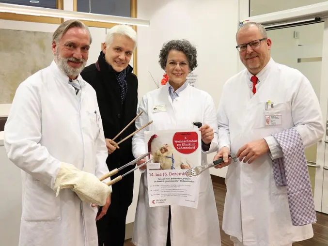 Bild: Tausche Skalpell gegen Grillzange - Ärzte grillen am Weihnachtsdorf des Klinikums Lüdenscheid
