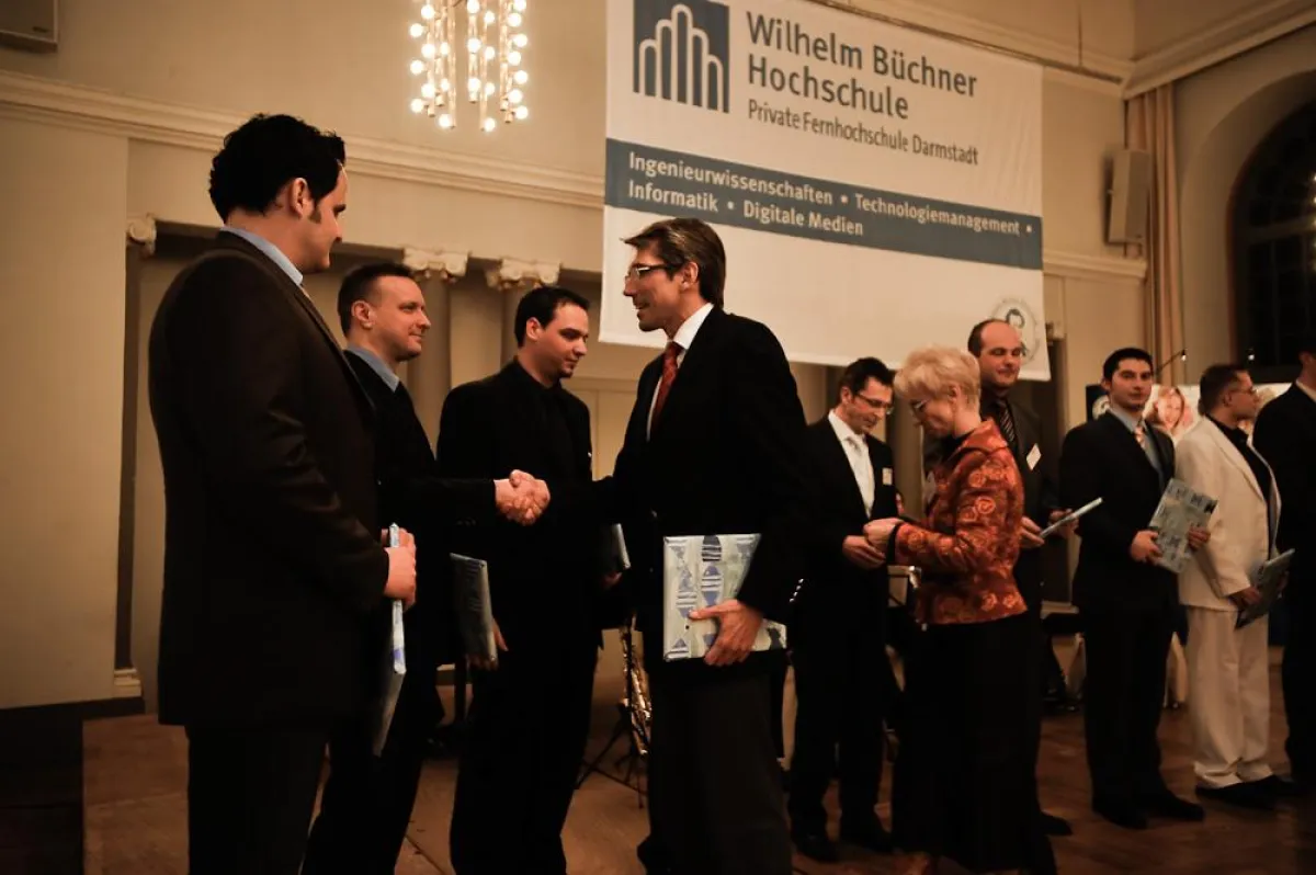 Andreas Storm (Bildmitte) gratuliert den Absolventen der technischen Studiengänge des Jahrgangs 2008 der Wilhelm Büchner Hochschule.