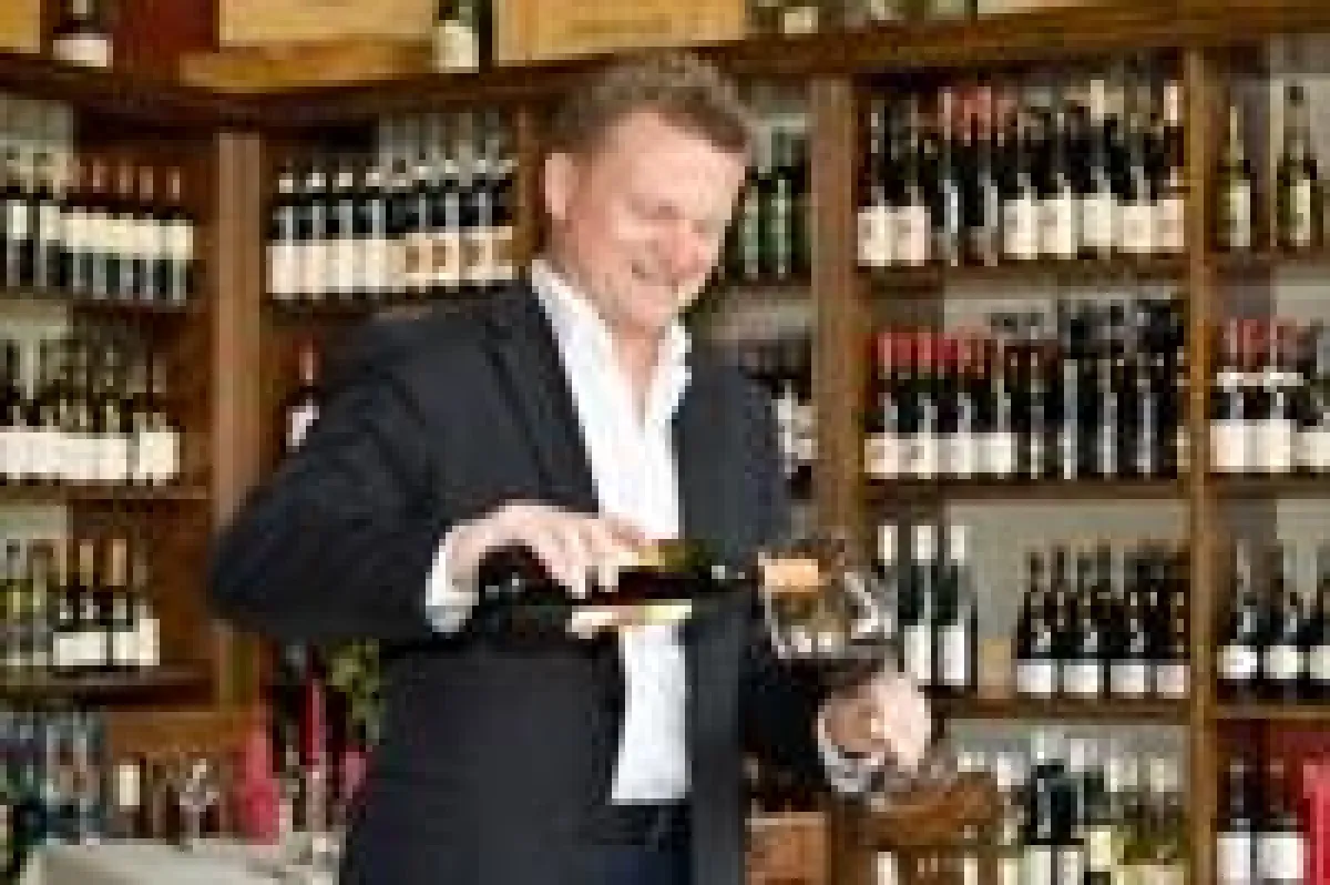 Vineria-Patron und Sommelier Peter Rock bei der Weinverkostung.