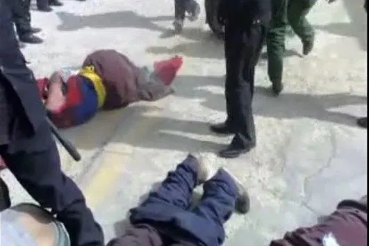 Bild: Mißhandlungen der Polizei machen Tibeter zum Krüppel