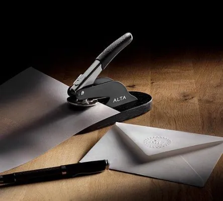 Bild: Prägender Eindruck – ALTA Prägezange für Wappen, Monogramme, Logos oder Schrift jetzt beim Druckateur