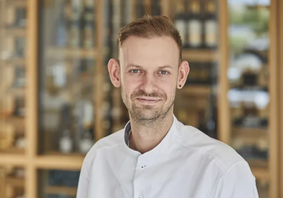 Bild: MICHELIN-STERN FÜR DIE OSTSEELOUNGE - Spitzenkulinarik zwischen Ostsee, Kunstgarten und Kräutergarten