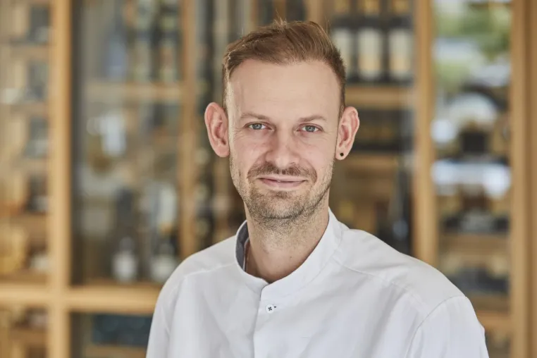 Bild: MICHELIN-STERN FÜR DIE OSTSEELOUNGE - Spitzenkulinarik zwischen Ostsee, Kunstgarten und Kräutergarten