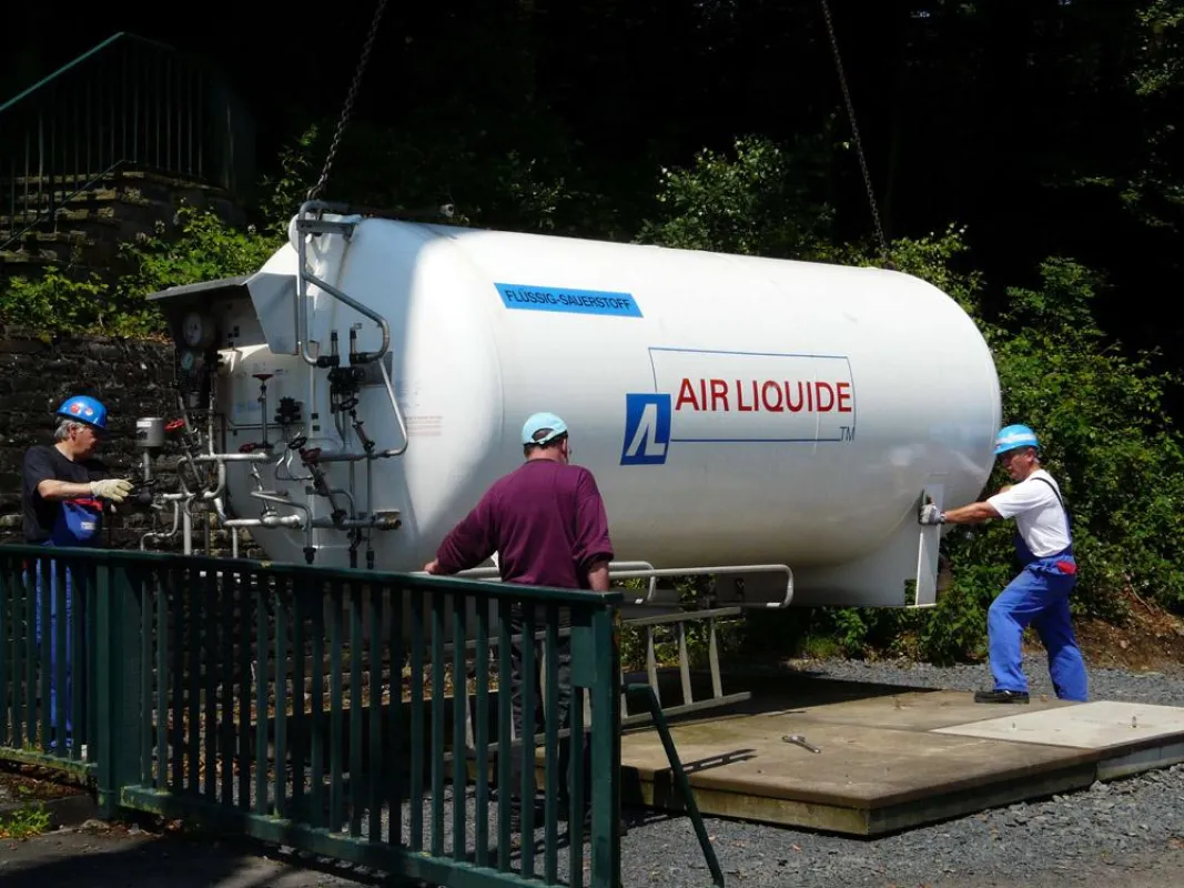 Installation des Sauerstofftanks an der Wahnbachtalsperre