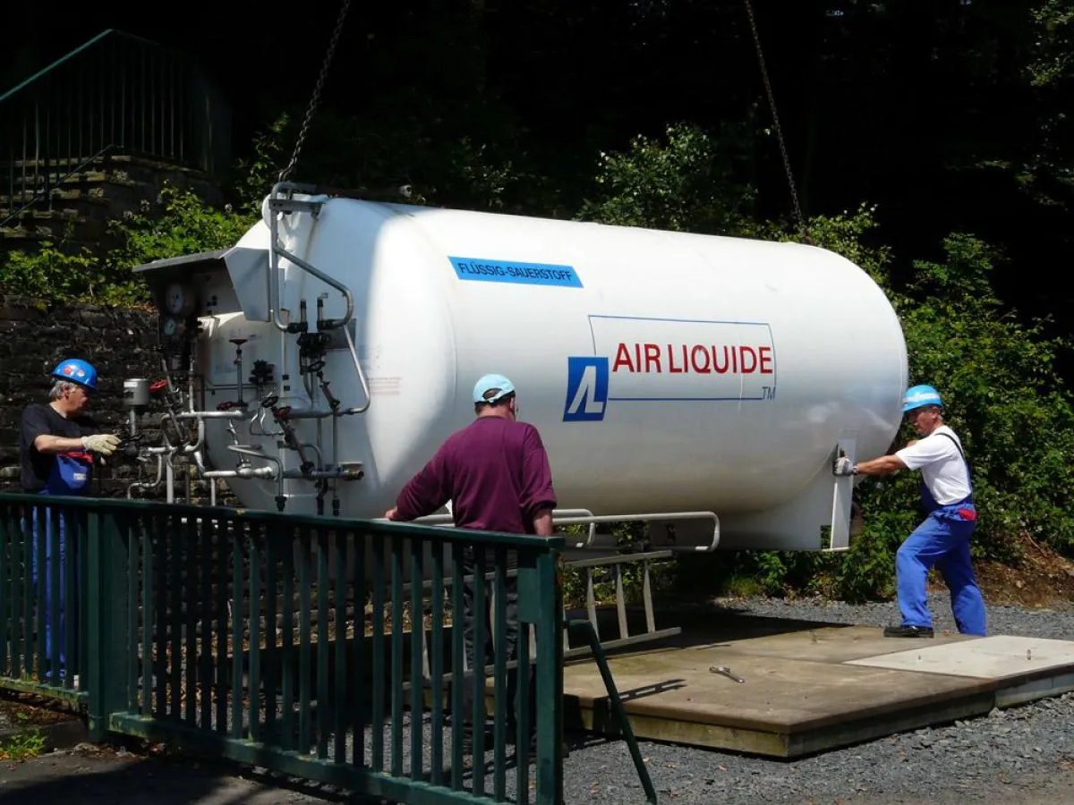 Installation des Sauerstofftanks an der Wahnbachtalsperre