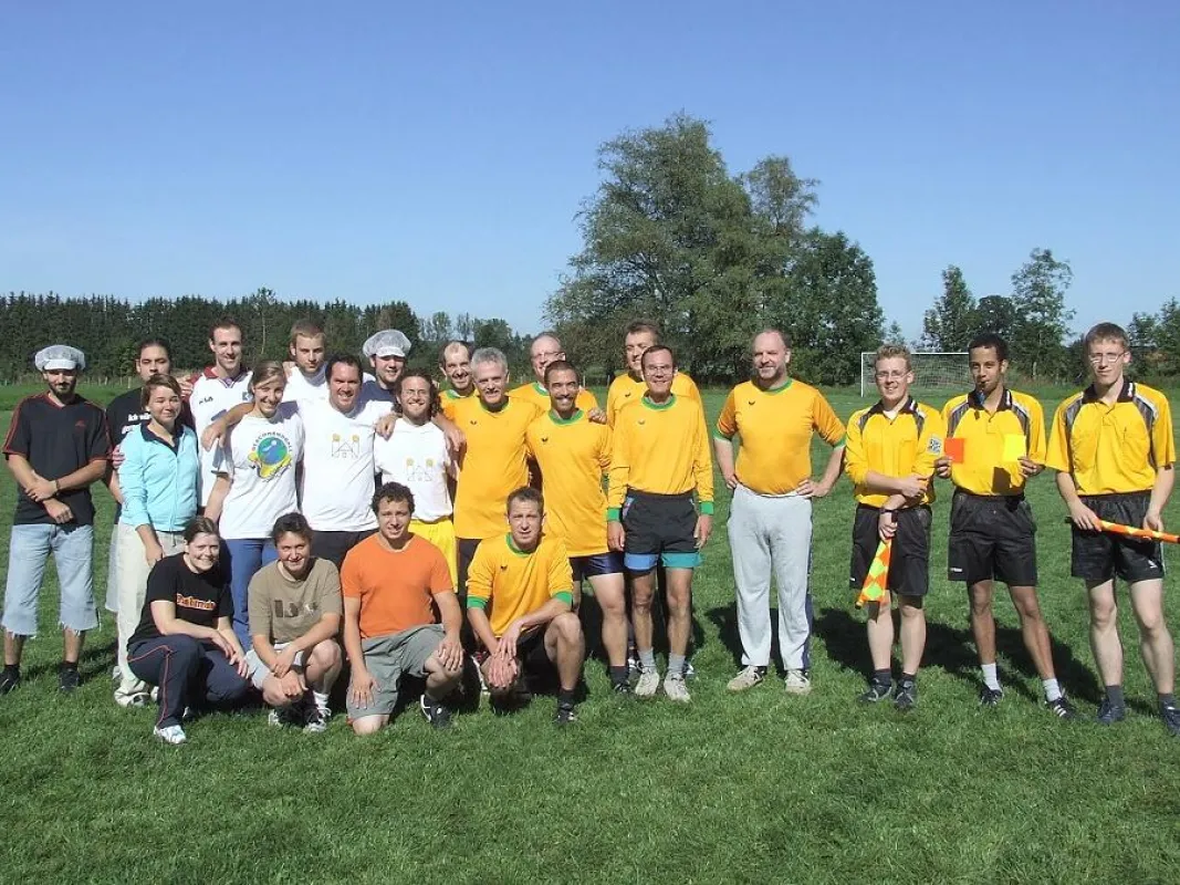 Vor dem Eröffnungsspiel im Benediktbeurer Moorstadion