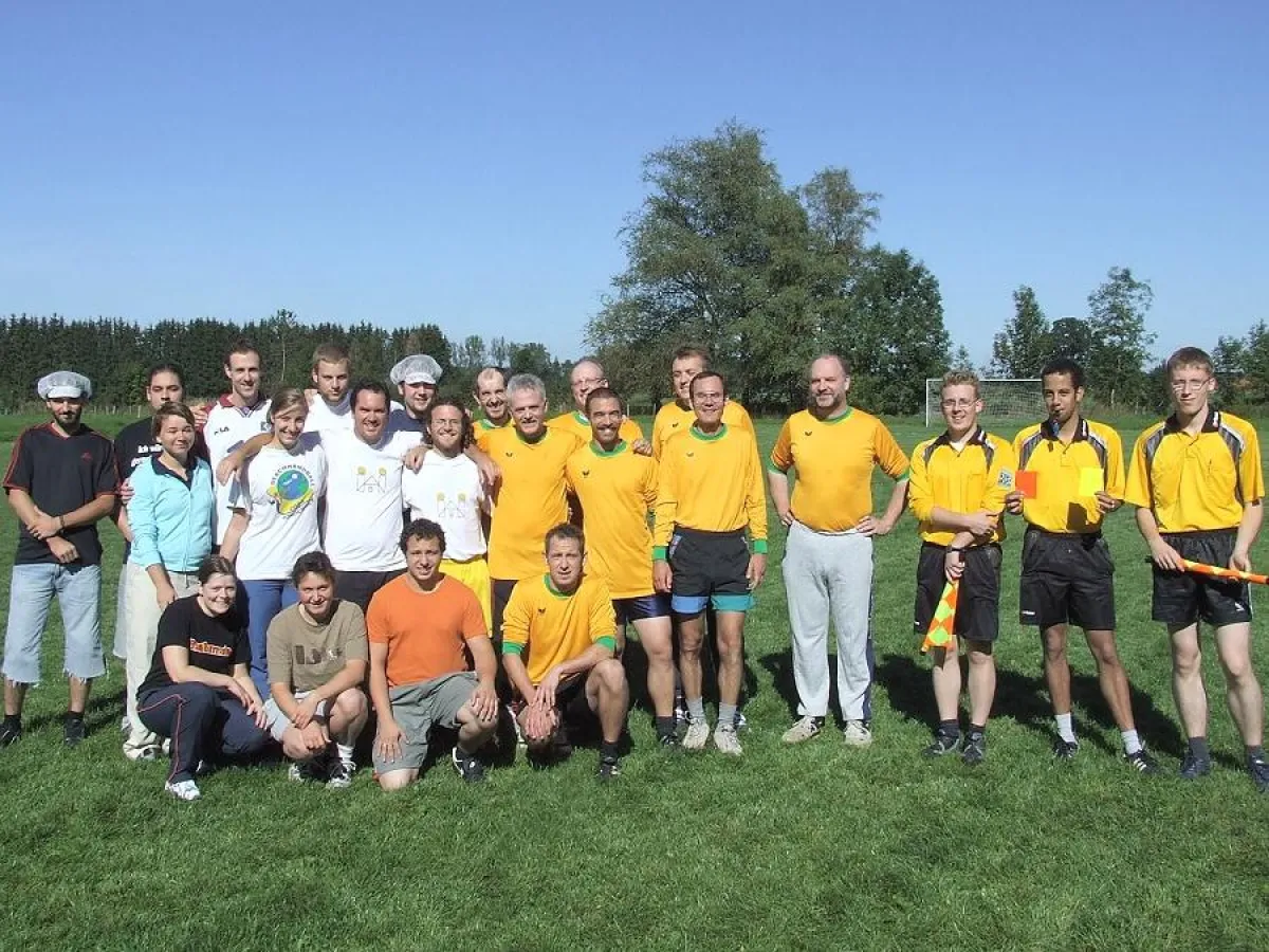 Vor dem Eröffnungsspiel im Benediktbeurer Moorstadion