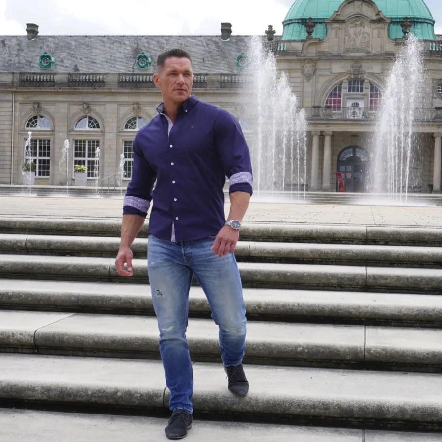 Mathias Benecki im Freizeithemd Lucas vorm Kaiserpalais Bad Oeynhausen (© Ruschmeier & Bohnenkamp GbR)